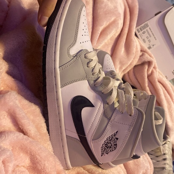 Jordan 1 (mids) grey fog women's size 8.5 - Picture 3 of 4